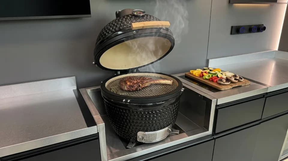 Kamado Keramikgrill als Option für eine Baxalt Außenküche